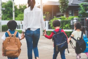 5-köpfige Familie: Zusätzlich zum Bürgergeld sind weitere Leistungen vom Jobcenter möglich.