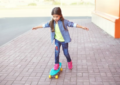 Alleinerziehend mit Kind: Hartz-4-Empfänger, die Kinder unter 3 Jahren haben, können sich auf Unzumutbarkeit berufen.