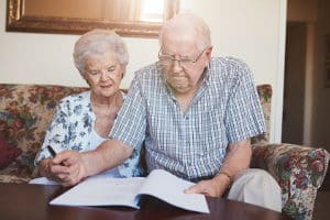 Aich im Alter gibt es Grundsicherung: Im Antrag sind zahlreiche Angaben zu machen.