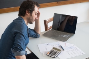 Da bei Arbeitslosengeld 1 die Bezugsdauer irgendwann endet, müssen Arbeitslose danach eventuell andere Sozialleistungen beantragen.