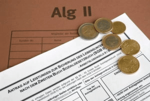 Endet der Bezugszeitraum von ALG 1 wird Arbeitslosen Arbeitslosenhilfe in Form von ALG 2 gewährt