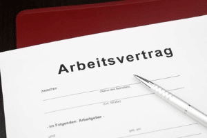 Nutzt Ihr Arbeitgeber für den Arbeitsvertrag ein standardisiertes Formular, sollten Sie genauer hinsehen.