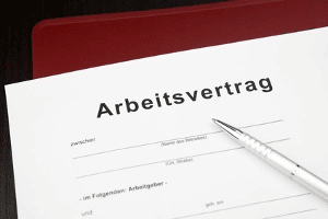 Das Bruttogehalt wird im Arbeitsvertrag festgehalten.