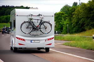 Fahren Sie unangekündigt in Urlaub, sind eine Bürgergeld-Kürzung und andere Sanktionen möglich.