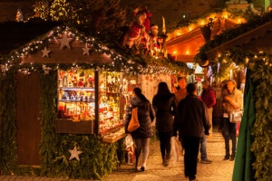 Erhalten Bürgergeld-Empfänger ein Weihnachtsgeld, müssen sie dieses Einkommen dem Jobcenter melden.