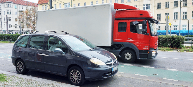 Bei Bezug von Bürgergeld: Das Jobcenter zahlt den Führerschein meist, wenn ein konkretes Jobangebot vorliegt.