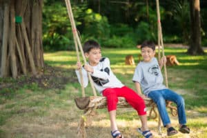 Wollen Ihre Kinder Ferienjobs ausüben? Dann sollten Sie sich im Ratgeber zu ALG 2 schlaumachen, ob das Einkommen angerechnet wird.