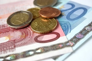Überprüfung mit dem Gehaltsrechner: In Deutschland müssen Arbeitnehmer Steuern und Sozialabgaben zahlen.
