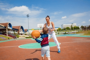 Günstige Ferienaktivitäten bieten oftmals die Ferienprogramme von Stadt oder Kommune.