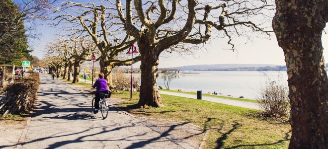 Günstige Kinderferien: Eine Radtour zum See ist für viele Kinder ein Erlebnis.