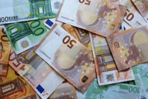 Um bei Hartz 4 für einen Sonderbedarf Geld zu bekommen, müssen Sie einen Antrag beim Jobcenter stellen.