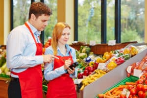 Wollen Sie nicht so viel Geld für Lebensmittel als Hartz-4-Empfänger ausgeben, können Sie in kleinen Supermärkten oder auf dem Markt fragen.