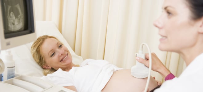 Werdende Mütter, die Hartz 4 erhalten, können einen Mehrbedarf in der Schwangerschaft beantragen.