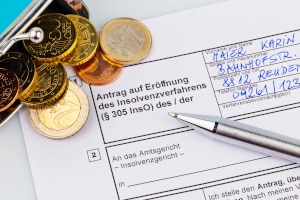 § 89 InsO normiert ein sogenanntes Vollstreckungsverbot. Deshalb ist eine Pfändung trotz Insolvenzverfahren in der Regel unzulässig.