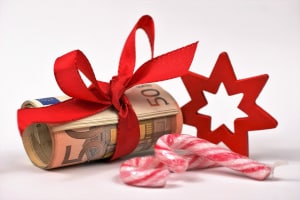 Pfändung von Weihnachtsgeld: Aktuell sind bis zu 670 € dieser Sonderzahlung unpfändbar.