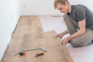 Renovierungskosten können vom Jobcenter übernommen werden, wenn sie unter anderem angemessen sind.