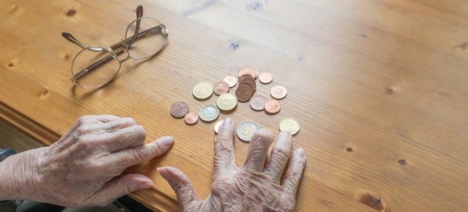 Zur Rente eine Grundsicherung erhalten: Welche Höhe ist möglich? Das hängt vom Einkommen ab.