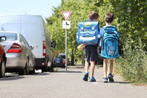 Ist der Schulweg zu lang, können aus dem Bildungspaket auch Beförderungskosten bewilligt werden.