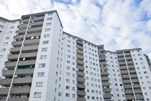 Sozialer Wohnungsbau schafft Wohnraum für einkommensschwache Familien.