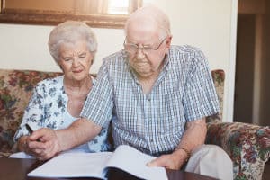 Für Sozialleistungen gibt es Beispiele, die für Personen ab einem bestimmten Alter greifen.