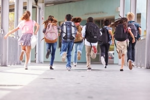 Ein Umzug ist für Kinder von Hartz-4-Empfängern nicht zumutbar, wenn dies einen zu langen Schulweg bedeutet.