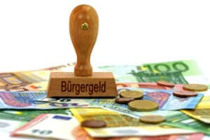 Der Vorschuss wird vom Jobcenter auf das Bürgergeld nach Bewilligung angerechnet. 